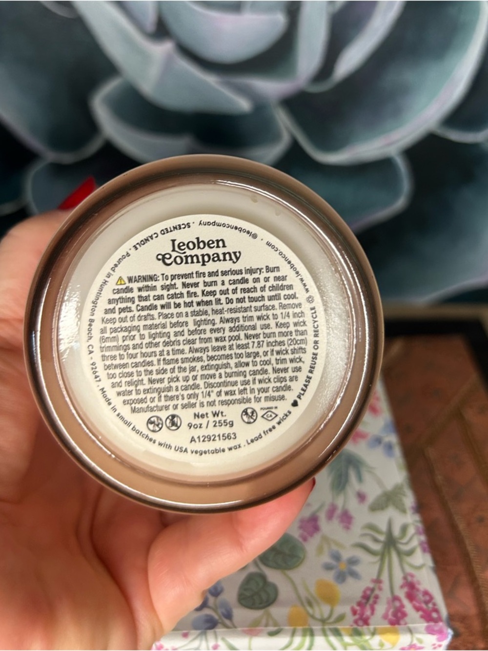 Leoben Company Pursuit of Capyness Jasmine Saffron Cedarwood Scented Candle - Picture 2 of 3